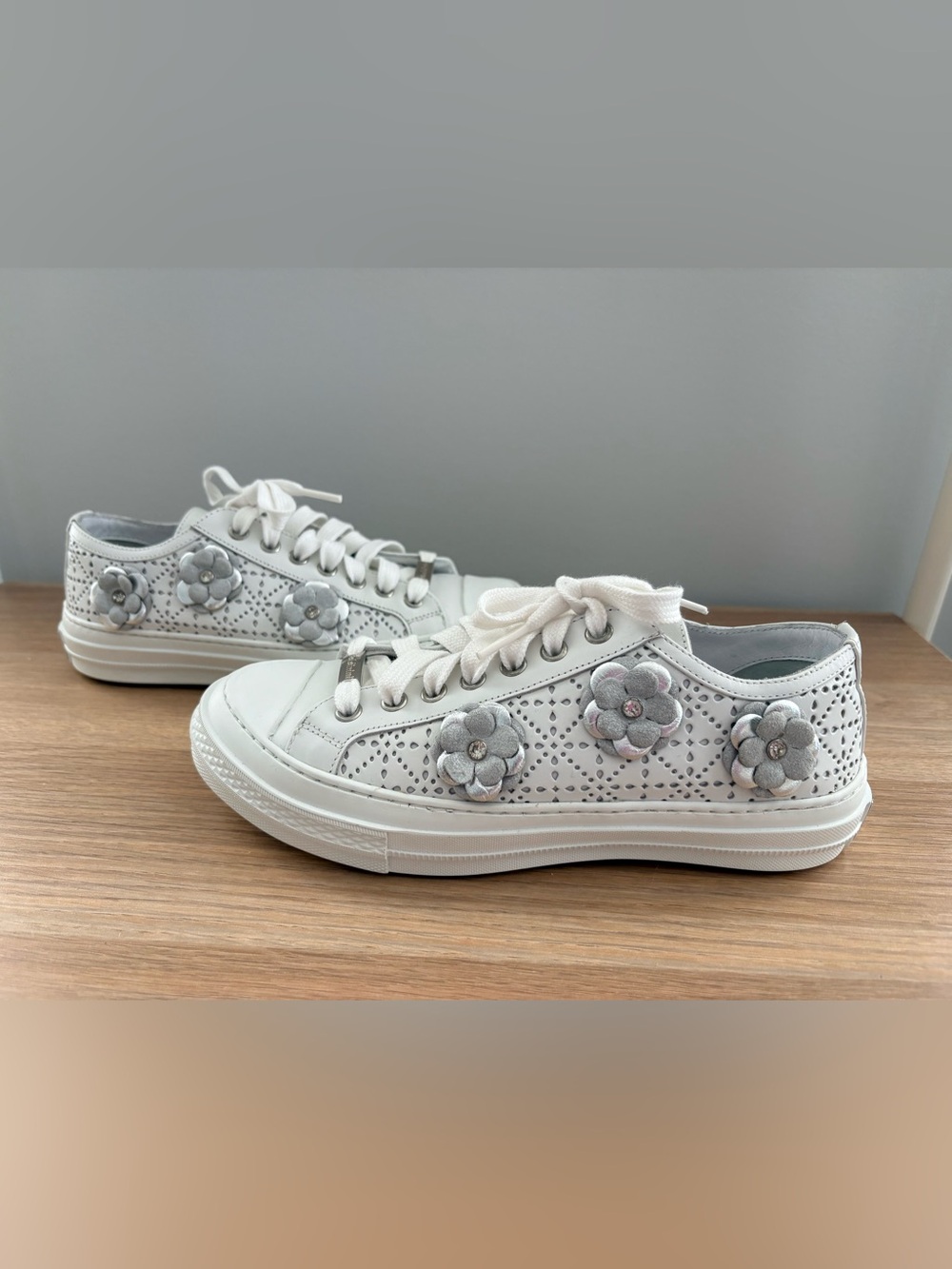 Authentic Baldinini Made in Italy Leather Floral Sneakers – size US 6 / EU 36